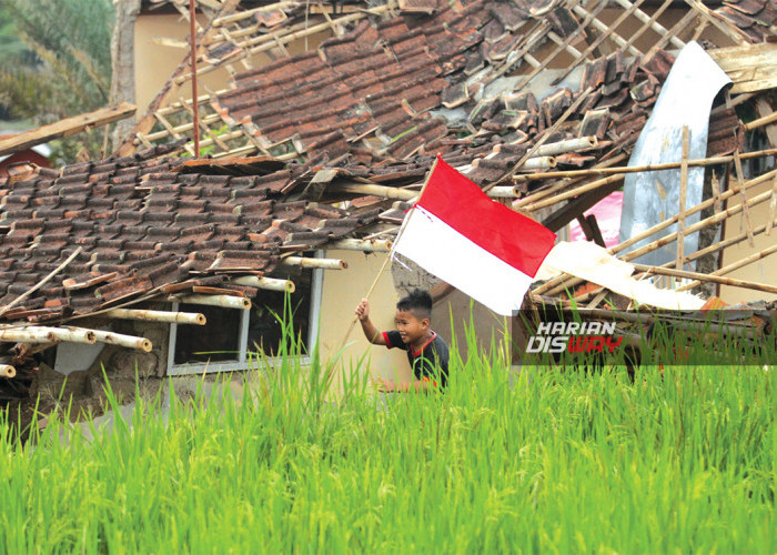 Pemkab Pesisir Barat Ajak Warga Kibarkan Bendera Merah Putih