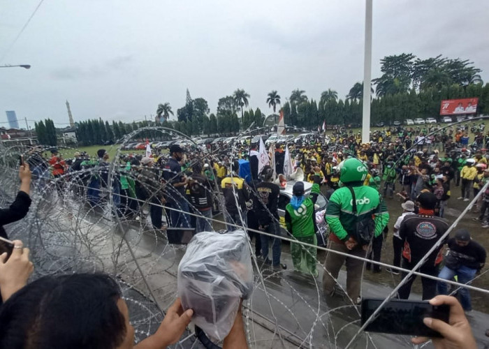 Sampai di Pemprov, Pengemudi Ojol Penuhi Lapangan Kopri