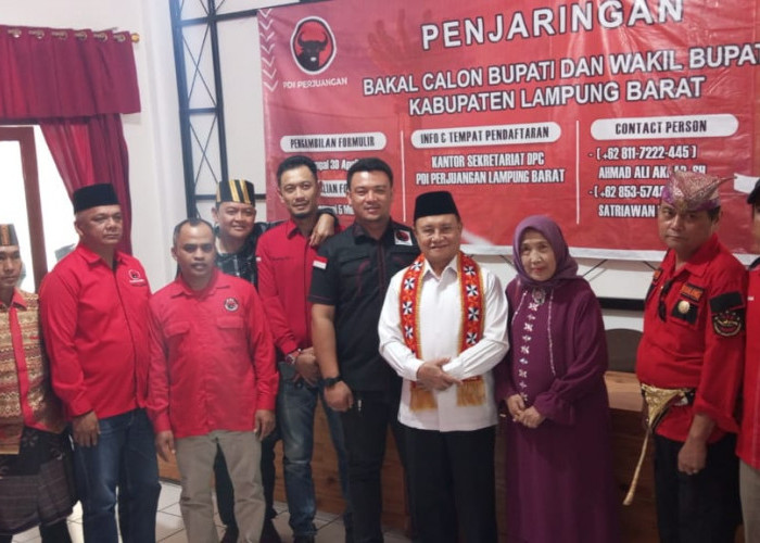 Dikawal Perangkat Adat Hingga Tokoh Agama, Mad Hasnurin Resmi Mengambil Formulir Pencalonan Cawabup di PDIP