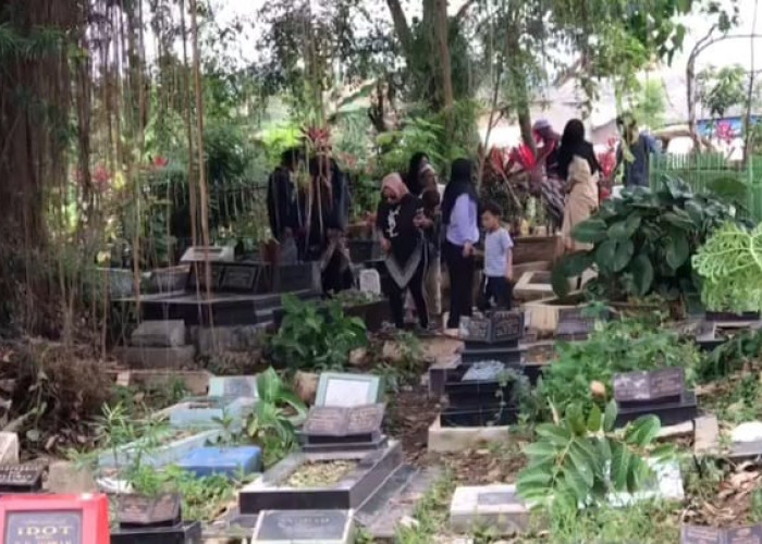 Jelang Puasa, Warga Ramai-ramai Lestarikan Tradisi Ziarah Kubur