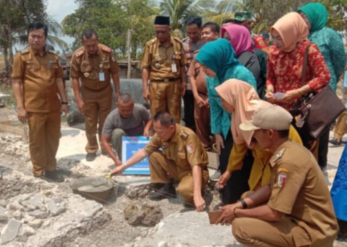Tingkatkan Kualitas Hidup Masyarakat, Pj Bupati Tulang Bawang Qudrotul Ikhwan Bedah Rumah Warga Rawajitu