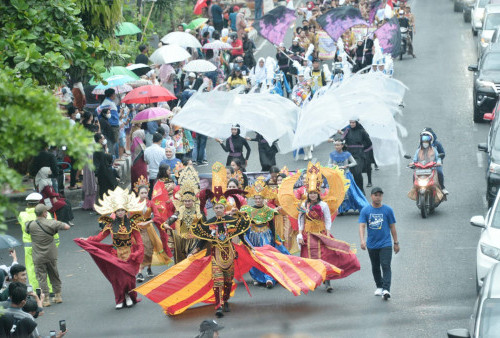 Gerimis Tak Surutkan Semangat Peserta Pawai Pasukan Marching Band Lampung