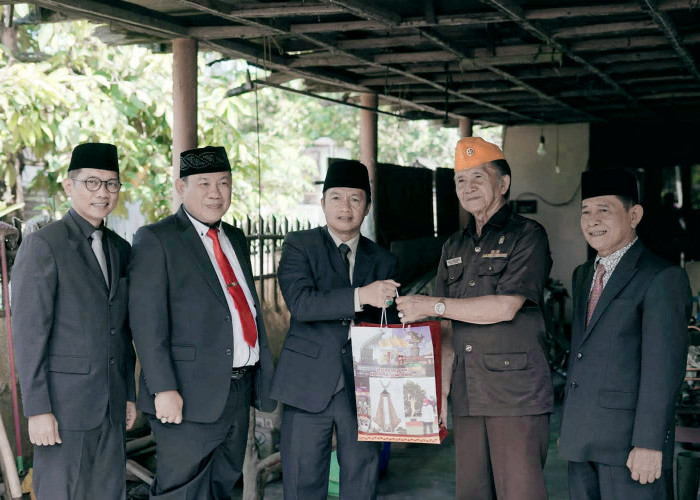Momen Hari Pahlawan, Winarti Berikan Tali Asih untuk Veteran