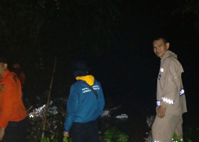 Petugas Gabungan Masih Cari Batita yang Hanyut di Parit Perumahan Griya Kencana Rajabasa Pemuka