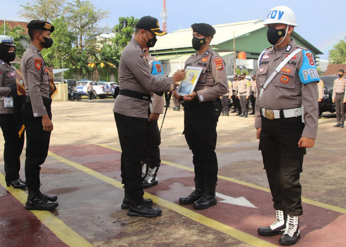 Personel Polres Pringsewu Beda Nasib, Satu Dapat Reward, Lainnya Disanksi PTDH 