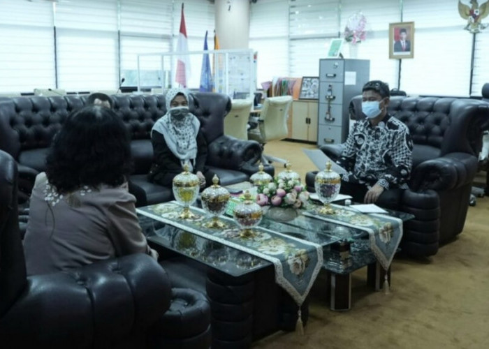 Penyerahan SK Guru Besar Dr. Chatarina Niken Dwi Wahyuni