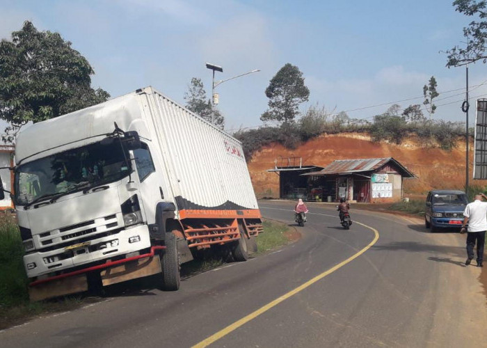 Mengantuk, Truk Kontainer Muatan Kulit Kopi Tergelincir