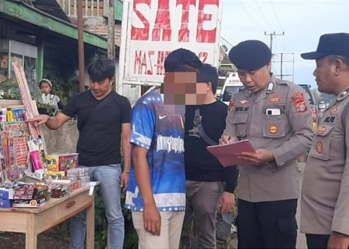 Razia di Pasar Ngarip, Polsek Pulau Panggung Sita 972 Petasan, Penjualnya Diberi Ini 
