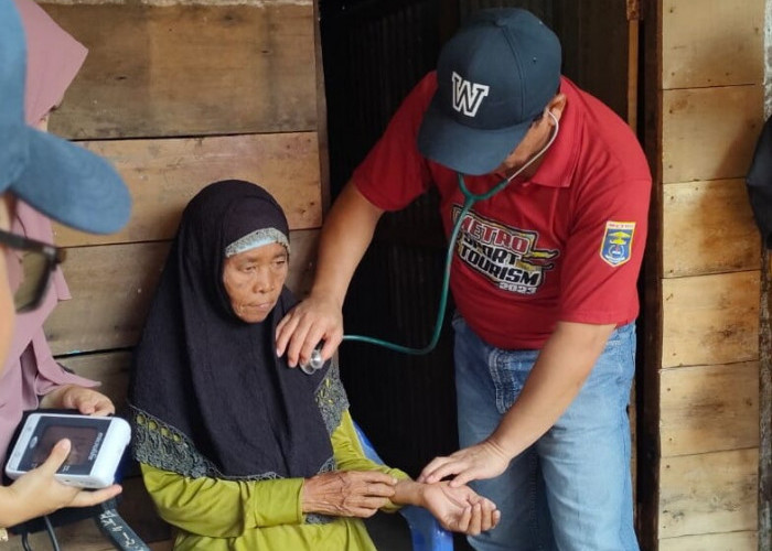 Wujud Kepedulian kepada Masyarakat, Wali Kota Metro Wahdi Berikan Layanan Home Care