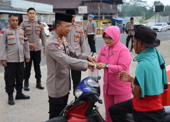 Kapolres Tubaba Bagikan Takjil ke Masyarakat Sekitar