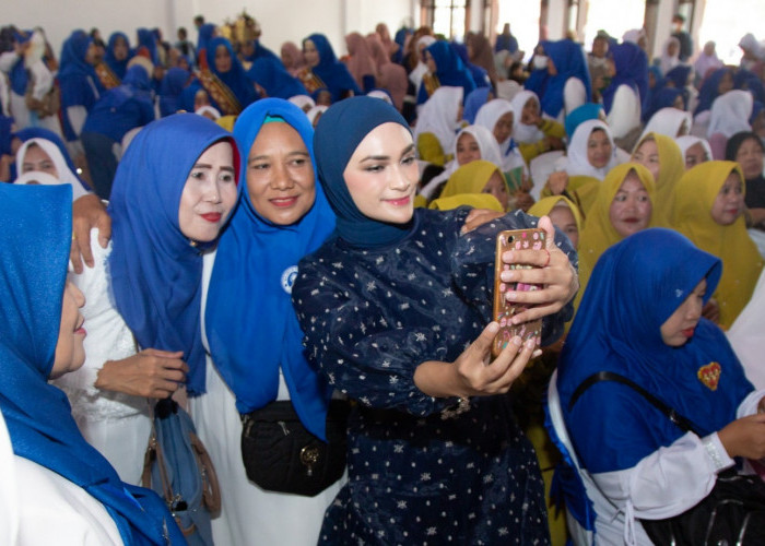 Putri Zulkifli Hasan Diserbu Ibu-ibu, Manut Aja Deh