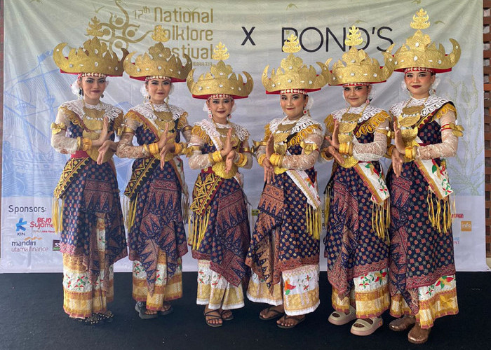 Tim Tari Universitas Teknokrat Indonesia Raih Juara Dalam National Folklore Festival UI 2023