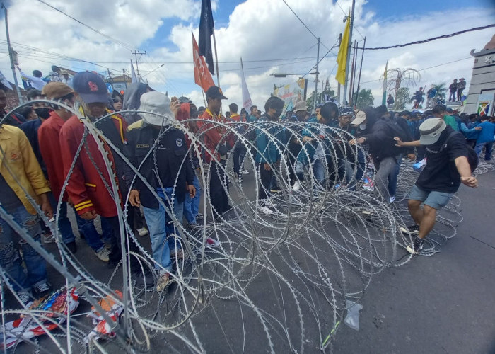 Memaksa Masuk, Massa Aksi Nekat Injak-ijak Pagar Kawat