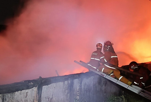 Pemadaman Kebakaran Tumpukan Ban Bekas di Bumi Waras Habiskan Enam Tangki Air