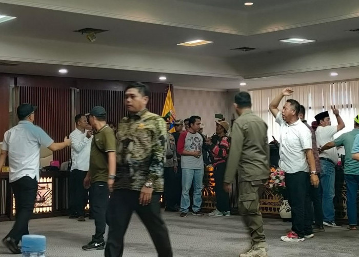 Memanas, Pertemuan Pansus Tata Niaga Singkong dan Petani di DPRD Provinsi Ricuh