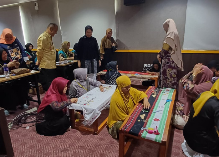 Kembangkan Kreativitas, Pelatihan Kreasi Sulam Ulat oleh Dekranasda Mesuji