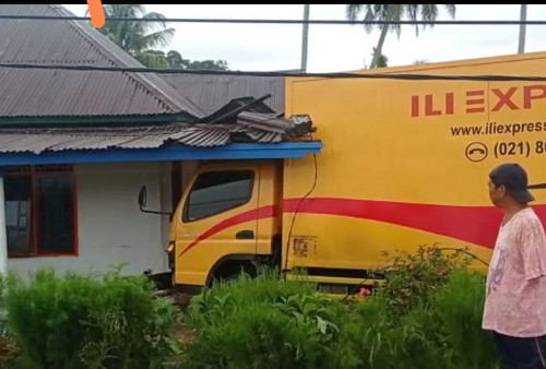  Hindari Motor, Mobil Boks Hantam Rumah Warga