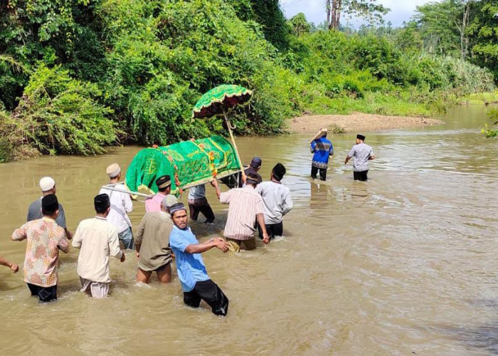 Jembatan Tak Kunjung Diperbaiki, Warga Lampung Bawa Jenazah Seberangi Sungai