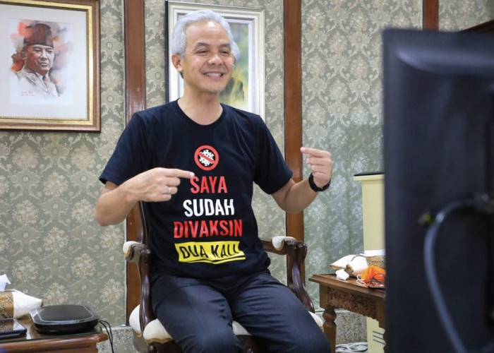 Disindir Anies Baswedan, Ganjar Pranowo Pamerkan Kaos Ini