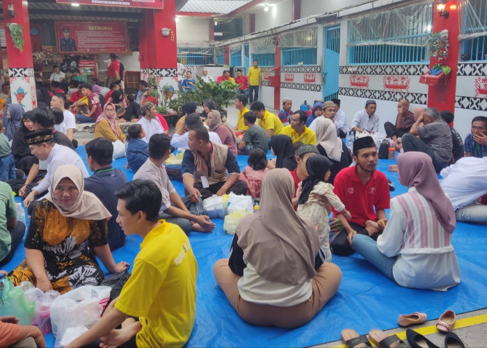 Haru, Warga Binaan Pemasyarakatan Rutan Kelas IIB Kota Agung Buka Puasa Bersama Keluarga