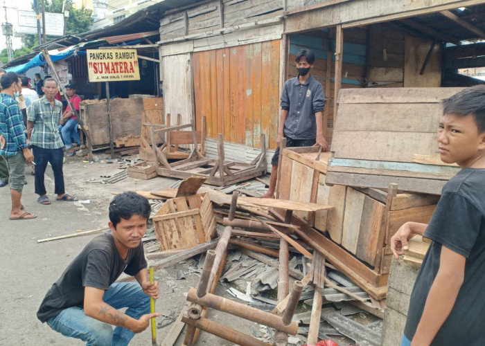 Ditertibkan, Pedagang di Sekitar Eks Penjara Lama Pilih Bongkar Lapak Sendiri