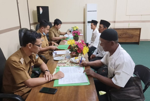 Setelah 21 Tahun Menjadi Guru Honor, Akhirnya Tanda Tangani Perjanjian Kerja 