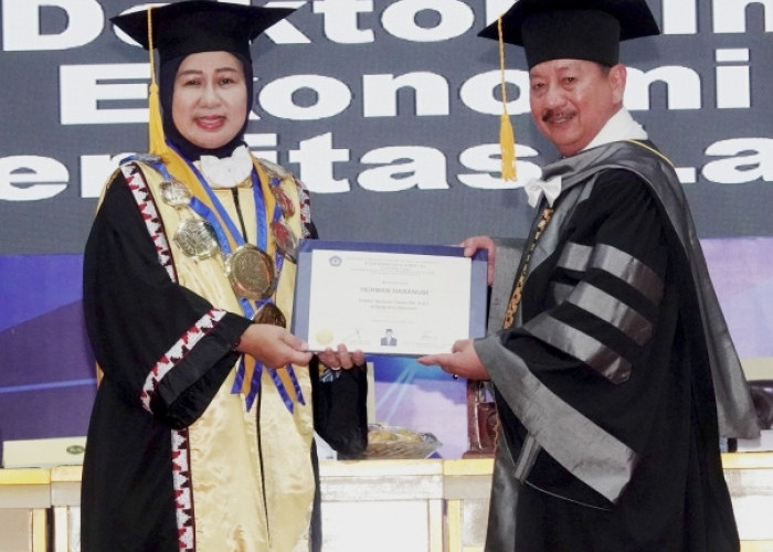 Karyanya sebagai Wali Kota Dinilai Sukses, Herman HN Terima Gelar Honoris Causa dari Unila