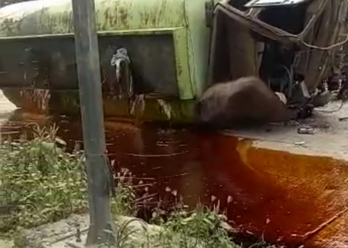 Diduga Rem Blong, Truk Tangki Pengangkut Minyak CPO Terguling