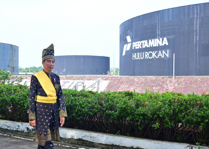 Pimpin Upacara Hari Lahir Pancasila di Lapangan Garuda Pertamina Hulu Rokan, Jokowi Kenakan Baju Adat Melayu