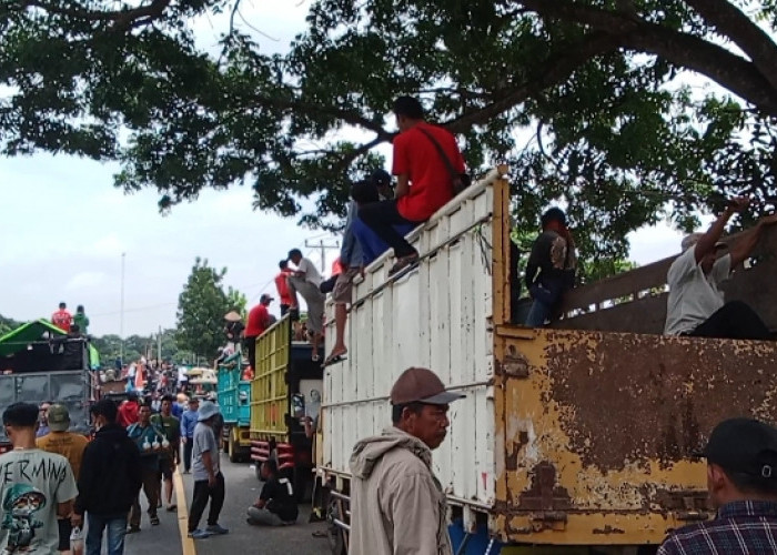 Ratusan Kendaraan Terjebak Macet Akibat Aksi Demonstrasi Petani Singkong di Lampung Timur