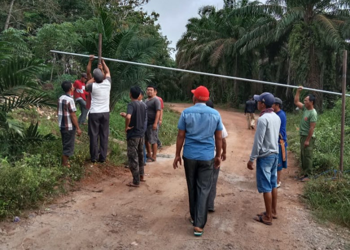 Tuntut CSR dan Tak Terakomodir Sebagai Karyawan di PT PLP, Warga Ramai-ramai Portal Jalan