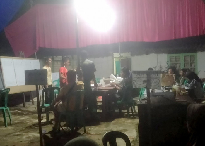 KPPS Bekerja Hingga Dini Hari, TNI-Polri Kawal Ketat Hasil Perhitungan Suara Pemilu 2024 di Pringsewu 