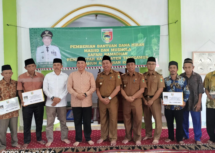 Pj. Bupati Tanggamus Lampung Serahkan Bantuan Dana Hibah Pembangunan Masjid dan Musala