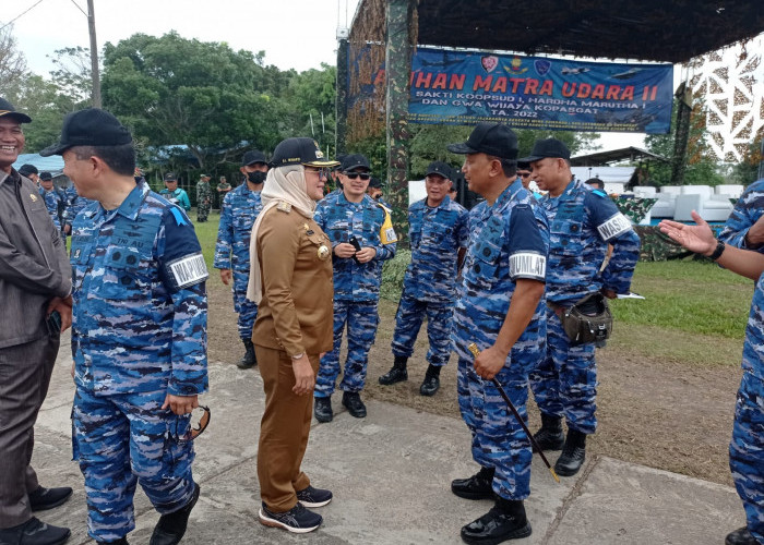 Saksikan Latihan Tempur Jalak Sakti, Winarti: Terimakasih, Masyarakat Kami Bangga dan Bahagia Menontonnya