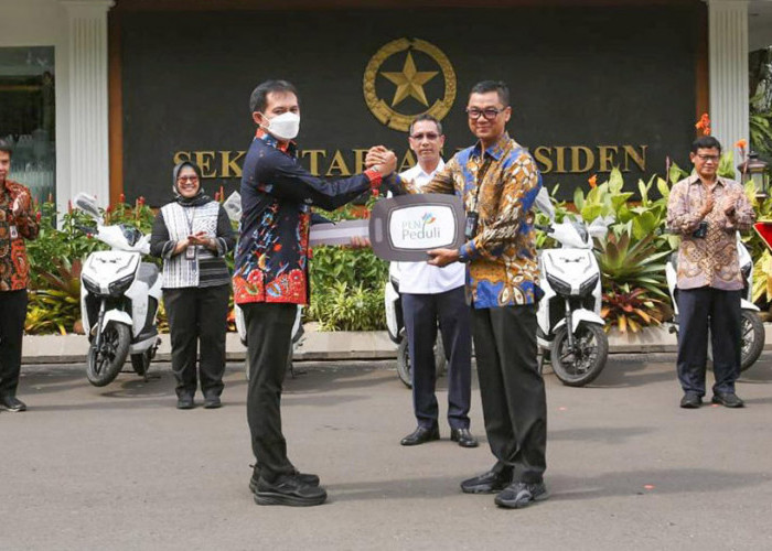 Dukung Transisi Energi Bersih, PLN Serahkan Sertifikat Energi Terbarukan untuk 5 Istana Kepresidenan