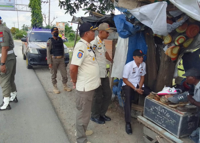 Satpol PP Pringsewu Bergerak, Tertibkan PKL di Bahu Jalan  