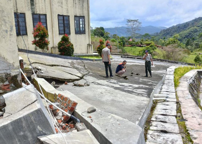 Mengkhawatirkan! Kantor UPT Kebun Raya Liwa Terancam Ambruk 