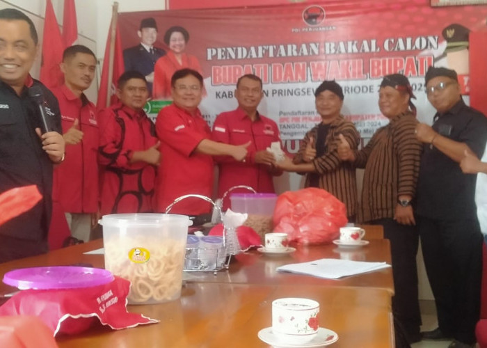 Bawa Nasi Telor dengan Naik Sepeda Motor, Andoyo Kembalikan Formulir Bacalon Wabup