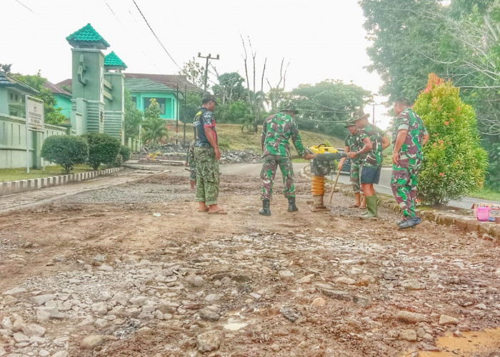 Anggota Kodim 0427 Way Kanan Timbun Jalan Berlubang, Dinas PU Pilih Bungkam