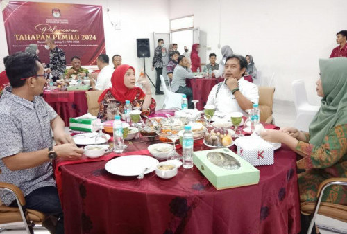 Bunda Eva Sambangi KPU Bandar Lampung Malam-Malam, Ada Apa? 