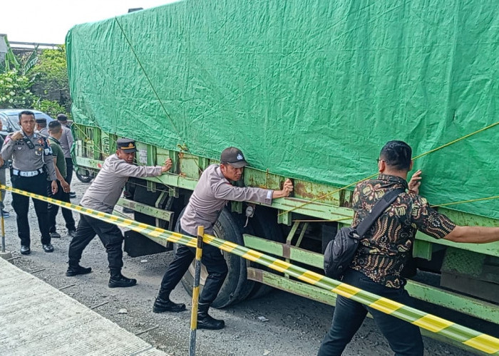 Jokowi Melintas, Aparat Sibuk Dorong Truk Mogok, Upaya Sabotase Oknum?