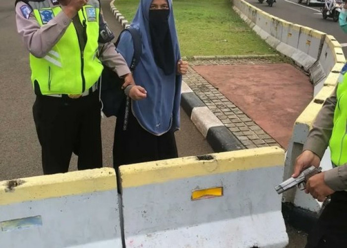 Breaking News!! Wanita Bercadar Hitam Terobos Istana Presiden, Bawa Senpi Jenis FN