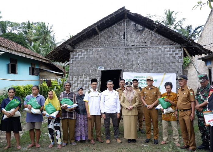 Bupati Tanggamus-Baznas Serahkan Bantuan Bedah Rumah 