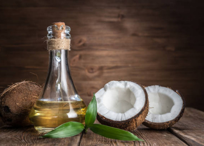 Mau Rambut Sehat dan Berkilau? Ini 6 Manfaat Minyak Kelapa untuk Perawatan Sehari-hari 