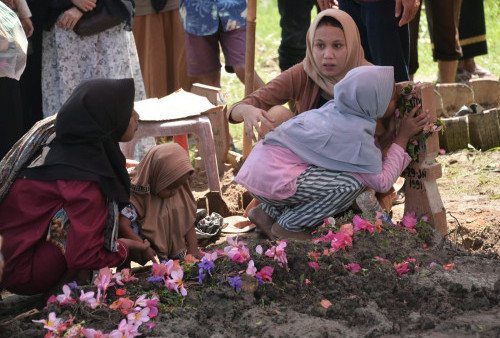 Sambil Mencium Papan Nisan Adiknya, Kirana: Kakak Pulang Dulu Ya Dek