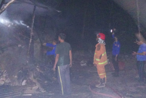 Pembuatan Batu Bata Hangus Terbakar, Kerugiannya Sangat Fantastis 