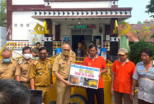 Sekkab Tanggamus Serahkan Gerobak Sampah dan Motor 