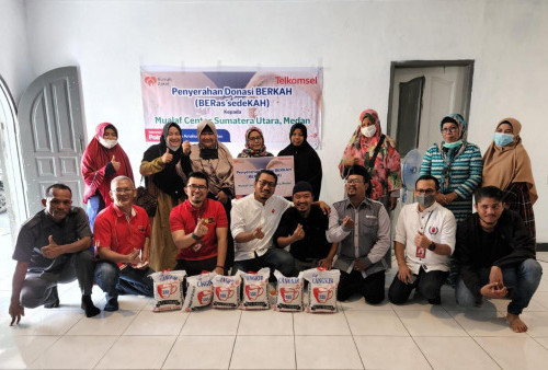 Telkomsel Serahkan Donasi Beras Sedekah untuk Dhuafa dan Lansia