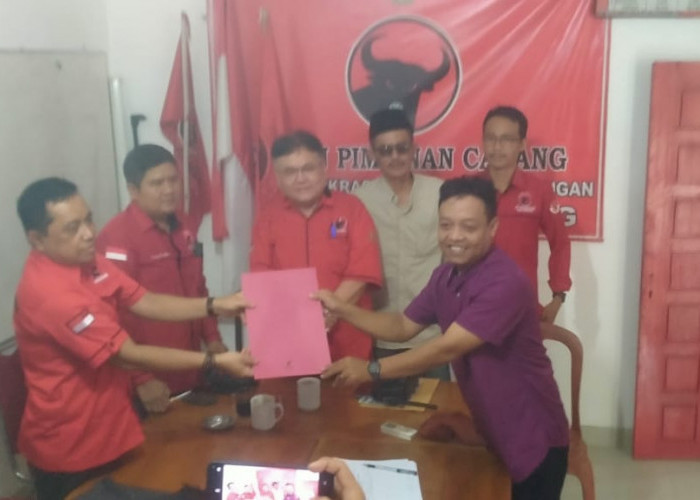 Mantan Bawaslu Ikut Ambil Formulir di DPC PDIP Pringsewu