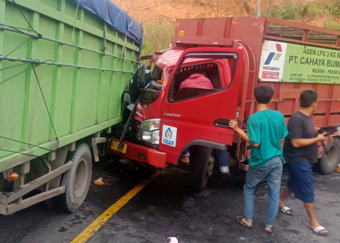 Dua Truk Tabrakan di Jalinbar Lampung Barat, Begini Kondisi Pengemudi 